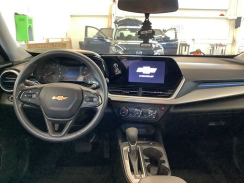 Used 2024 Chevrolet Trax LS w/ LS Convenience Package FWD image 6
