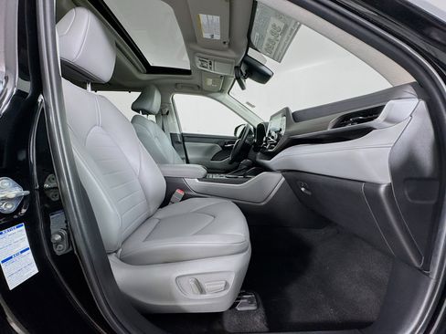 Used 2022 Toyota Highlander XLE AWD/4WD image 29