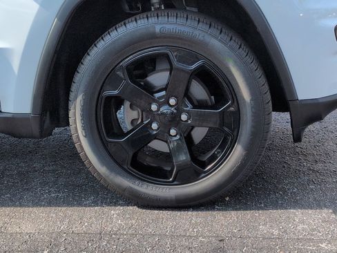 Used 2019 Jeep Grand Cherokee Laredo AWD/4WD image 11