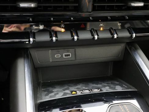 Used 2024 GMC Canyon AT4 w/ AT4 Premium Package image 31