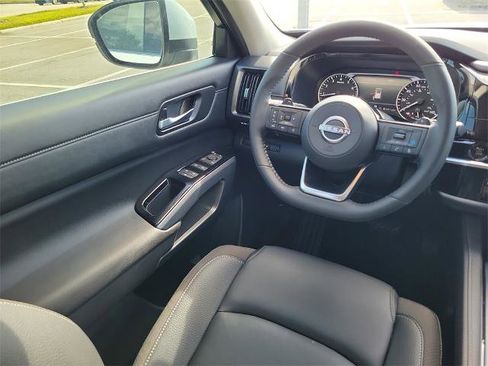 Certified 2025 Nissan Pathfinder SL image 21