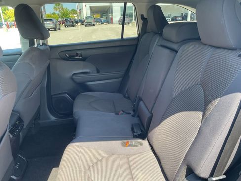 Used 2024 Toyota Highlander LE AWD/4WD image 36