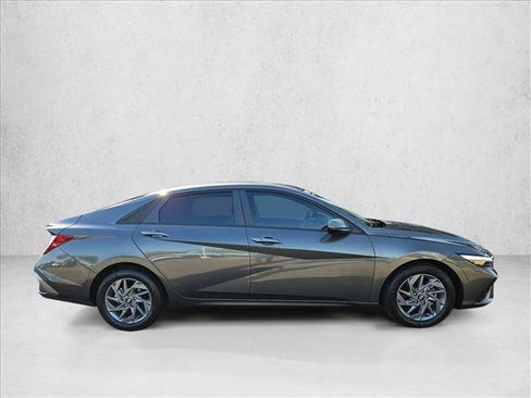 Used 2024 Hyundai Elantra SEL FWD image 4