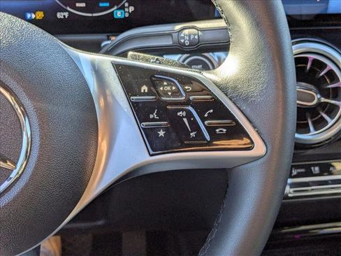 Used 2025 Mercedes-Benz GLB 250 image 15