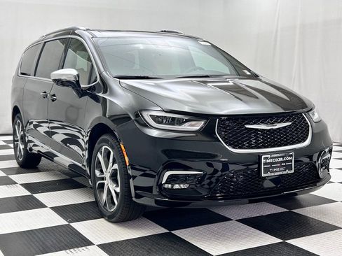 New 2026 Chrysler Pacifica Pinnacle image 2