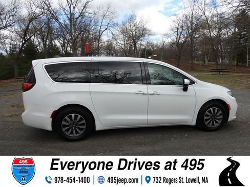 Used 2023 Chrysler Pacifica Touring-L FWD image 6