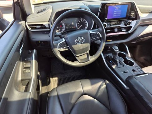 Used 2024 Toyota Highlander XLE image 6