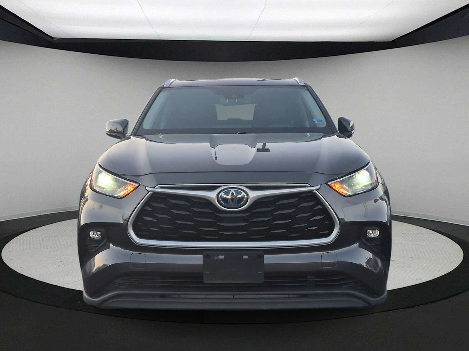 Used 2021 Toyota Highlander XLE AWD/4WD image 3