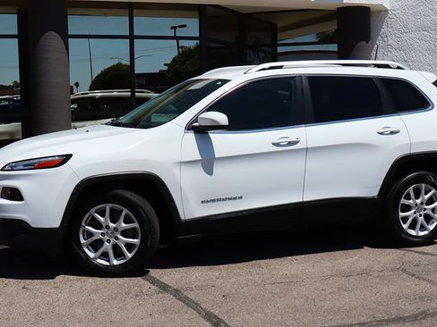 Used 2017 Jeep Cherokee Latitude FWD image 4