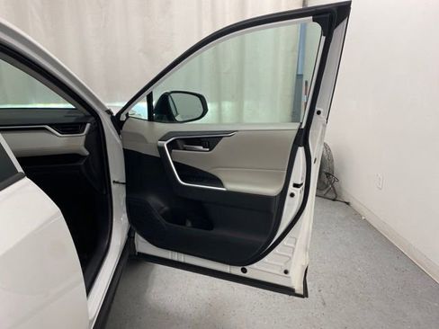 Used 2025 Toyota RAV4 XLE w/ Convenience Package image 31