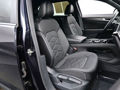 Used 2024 Volkswagen Atlas Cross Sport SE image 14