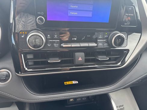 Used 2024 Toyota Highlander XLE FWD image 14