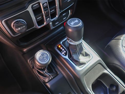 Used 2020 Jeep Wrangler Unlimited Sahara image 18