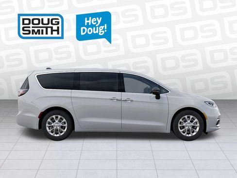 New 2026 Chrysler Pacifica Select image 21