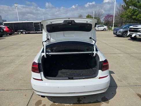 Used 2018 Volkswagen Passat 2.0T SEL Premium image 12
