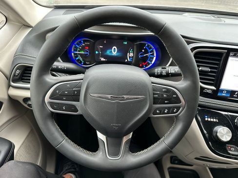 Used 2023 Chrysler Pacifica Touring-L image 2