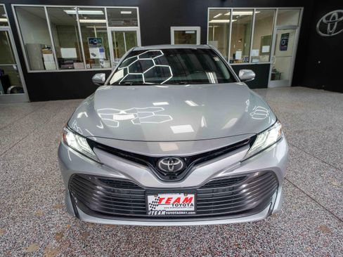 Used 2018 Toyota Camry XLE FWD image 6