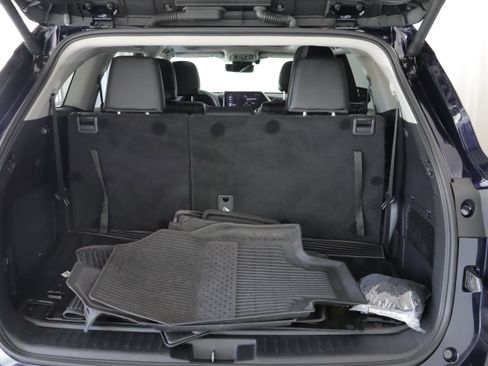Used 2025 Toyota Highlander Platinum AWD/4WD image 17