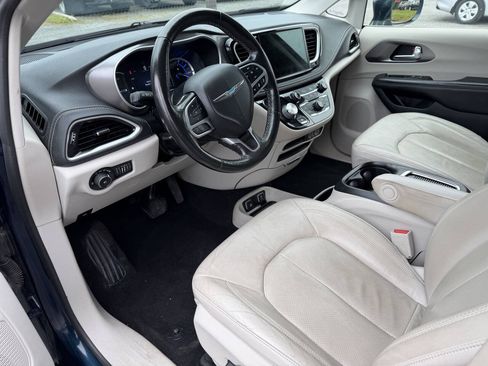 Used 2021 Chrysler Pacifica Touring-L FWD image 9