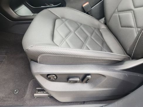 Used 2025 Volkswagen Atlas Cross Sport SE FWD image 23