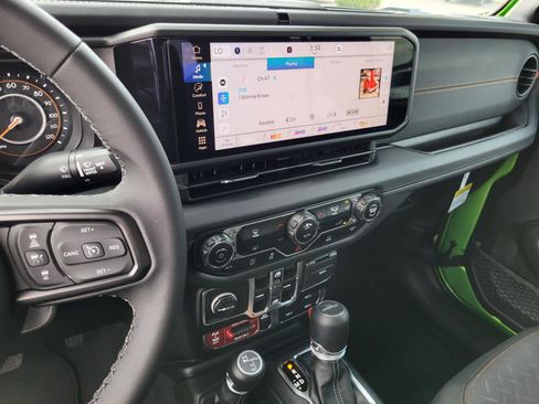 New 2025 Jeep Gladiator Mojave image 18