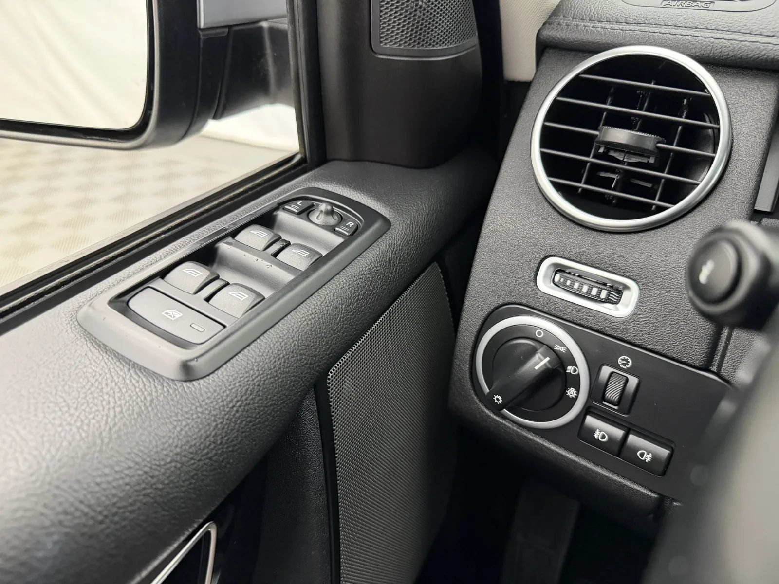 Used 2011 Land Rover LR4 HSE LUX AWD/4WD image 18