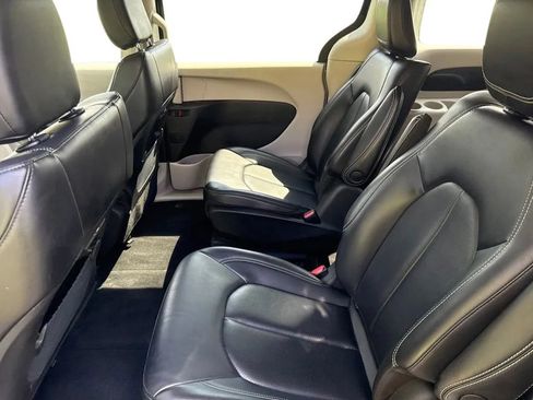 Used 2023 Chrysler Pacifica Touring-L FWD image 28
