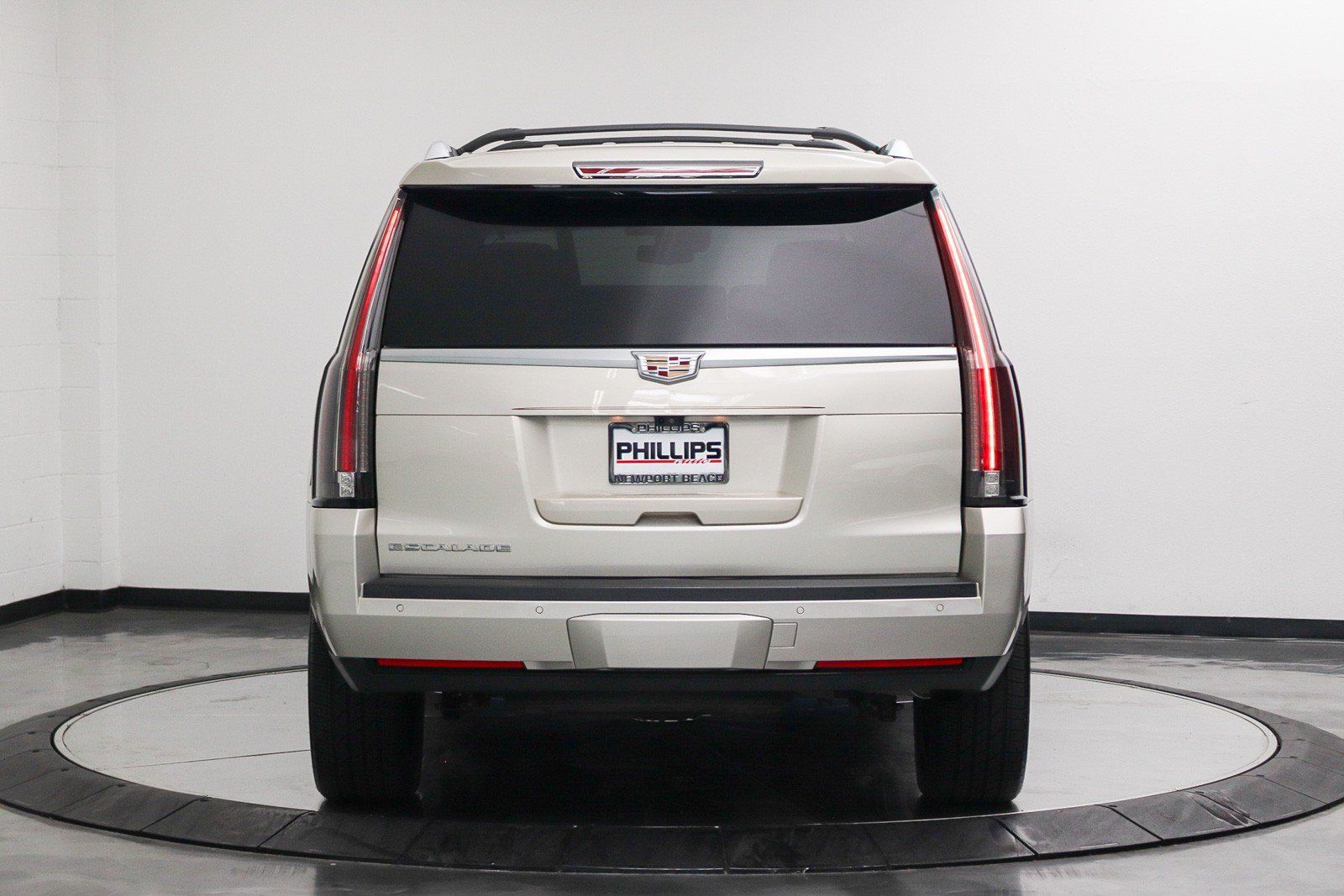 Used 2017 Cadillac Escalade Premium Luxury AWD/4WD image 4