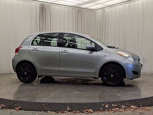 Used 2010 Toyota Yaris image 6