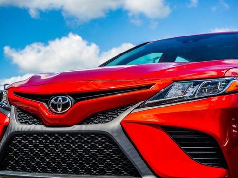 Used 2020 Toyota Camry SE FWD image 2