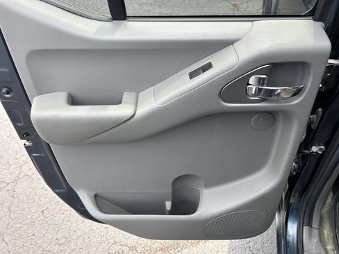 Used 2017 Nissan Frontier SL w/ Moonroof Package AWD/4WD image 32