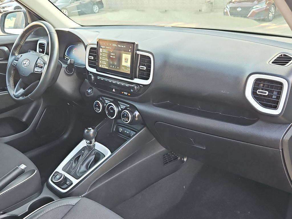 Used 2025 Hyundai Venue Limited FWD image 32