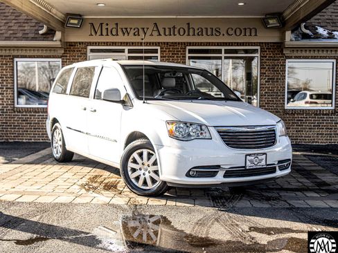 Used 2015 Chrysler Town & Country Touring image 3