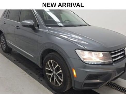 Used 2020 Volkswagen Tiguan SE image 3