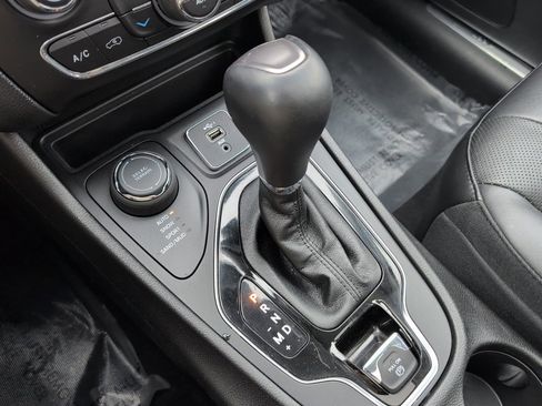 Used 2021 Jeep Cherokee Limited image 34