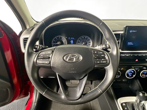 Used 2022 Hyundai Venue Limited FWD image 16