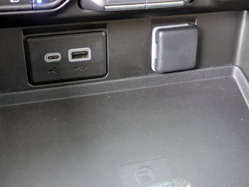 Used 2024 Chevrolet Suburban High Country image 32