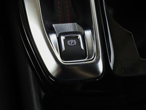 Used 2024 Chevrolet Trax RS FWD image 25