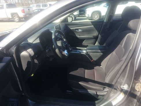 Used 2023 Nissan Sentra SV image 2