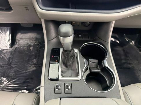 Used 2019 Toyota Highlander XLE AWD/4WD image 15