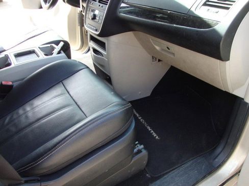 Used 2015 Chrysler Town & Country Touring w/ Driver Convenience Group image 17