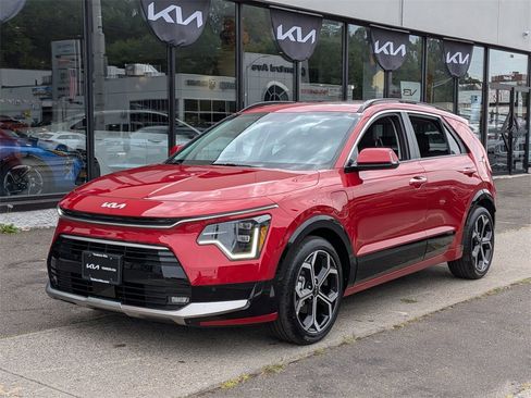 Used 2024 Kia Niro SX Touring image 2