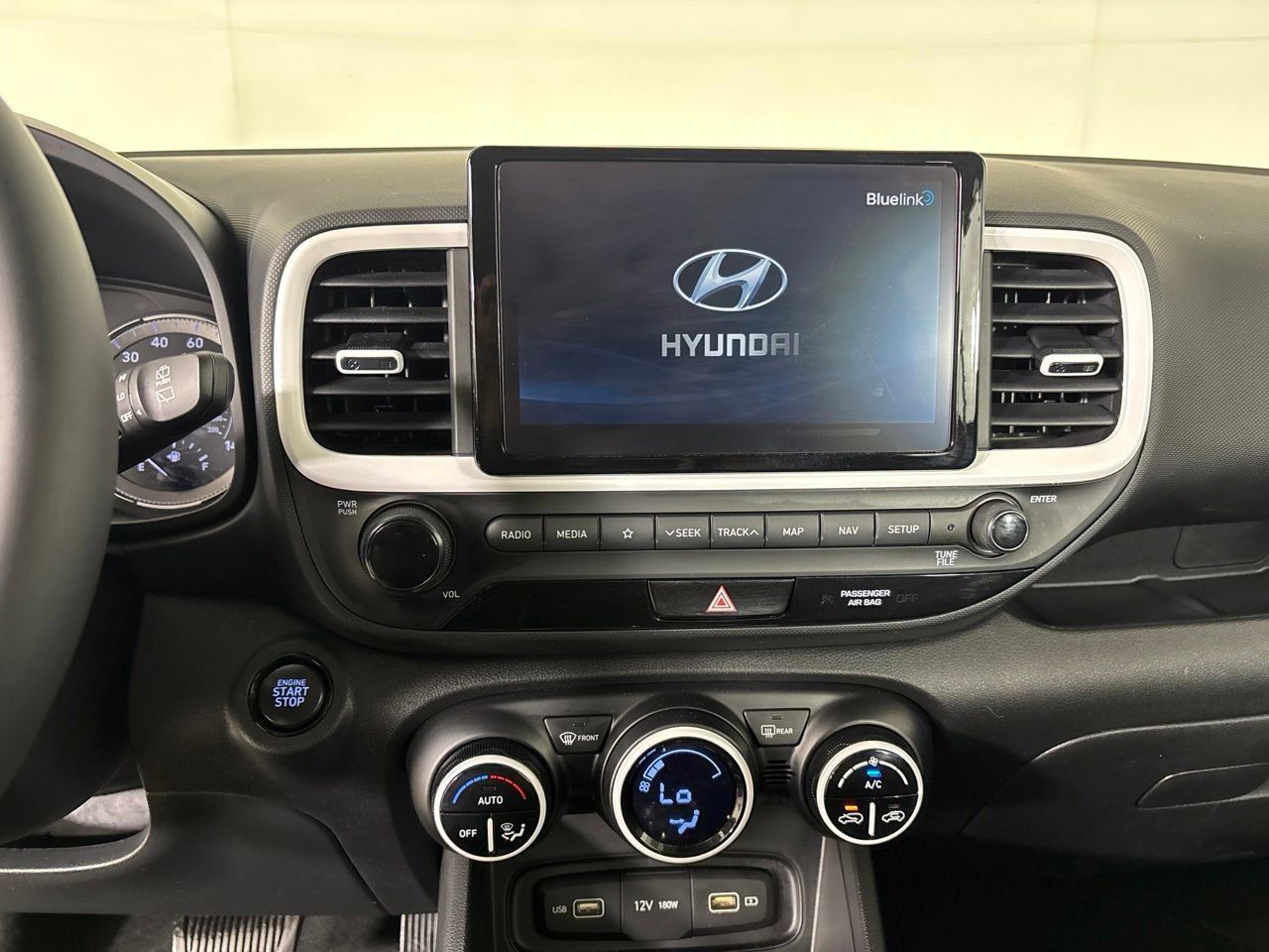 Used 2022 Hyundai Venue Limited FWD image 17