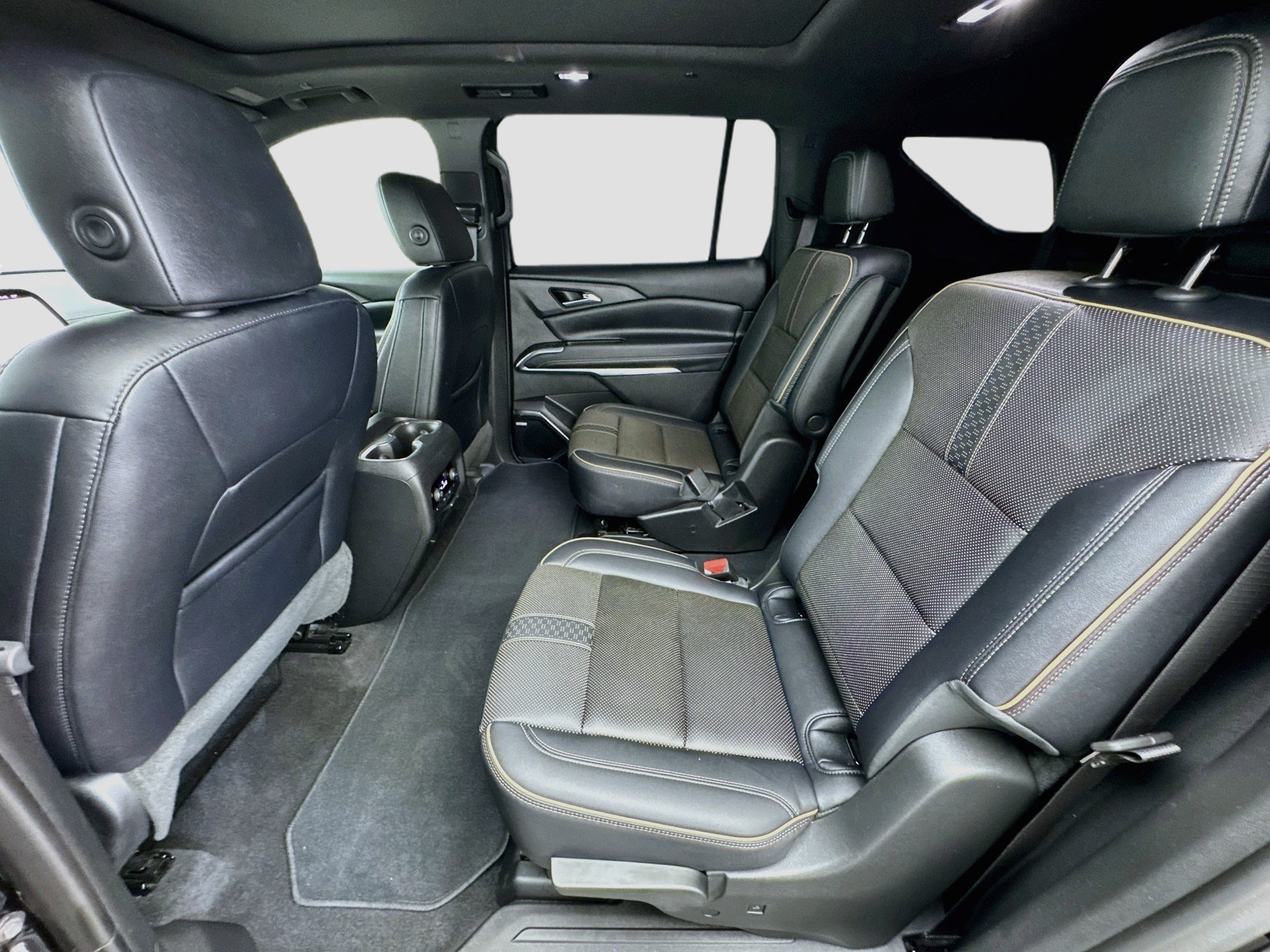 Used 2025 Chevrolet Traverse High Country FWD image 16