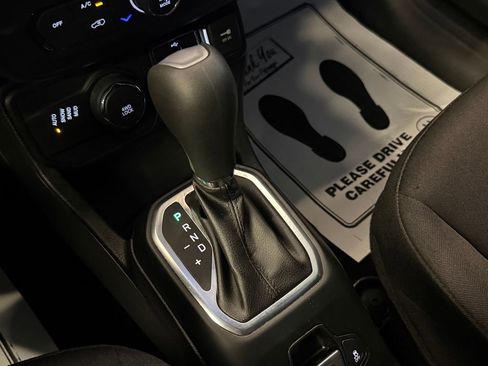 Used 2018 Jeep Renegade Latitude w/ Cold Weather Group image 18