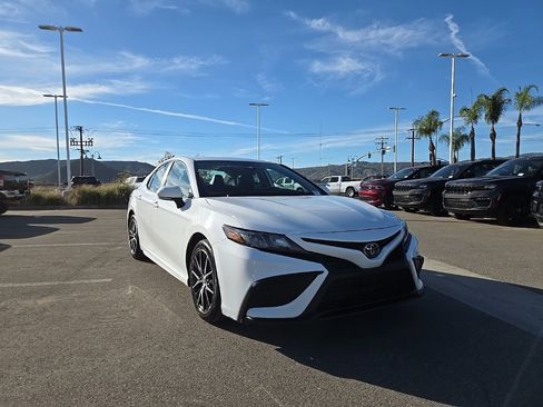 Used 2023 Toyota Camry SE image 2
