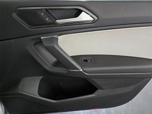 Used 2018 Volkswagen Tiguan SE w/ Panoramic Sunroof Package image 25