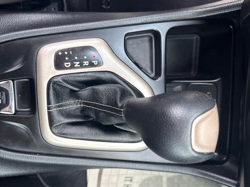 Used 2018 Jeep Cherokee Latitude w/ Altitude Package FWD image 24