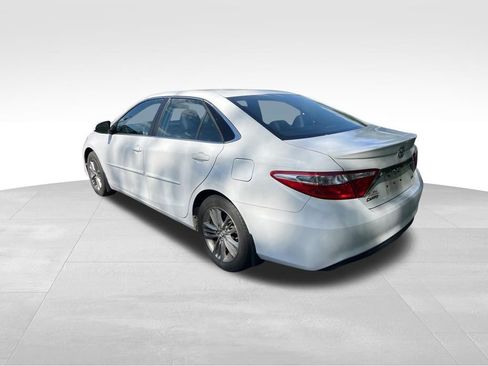 Used 2017 Toyota Camry SE w/ Moonroof Package image 5