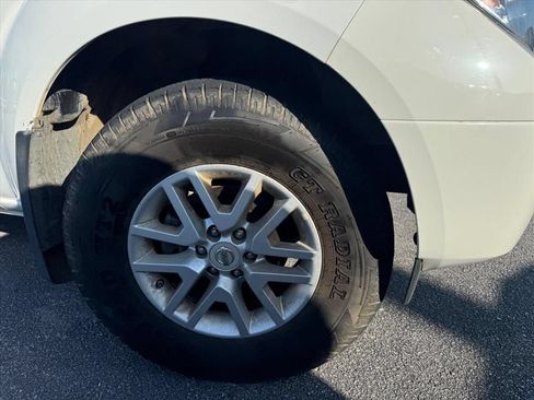 Used 2019 Nissan Frontier SV RWD image 2